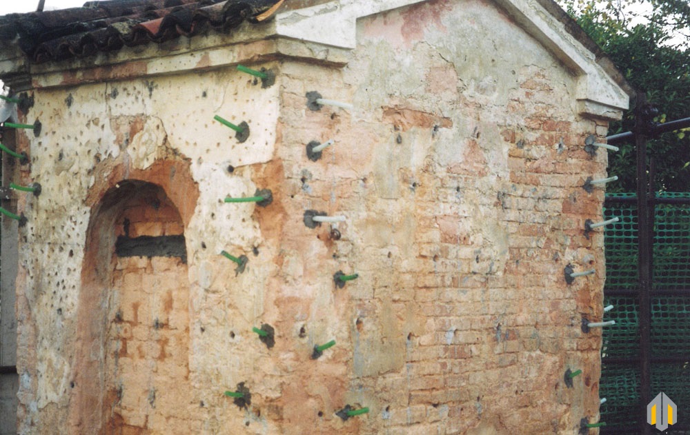 Consolidamento del muro di una chiesa